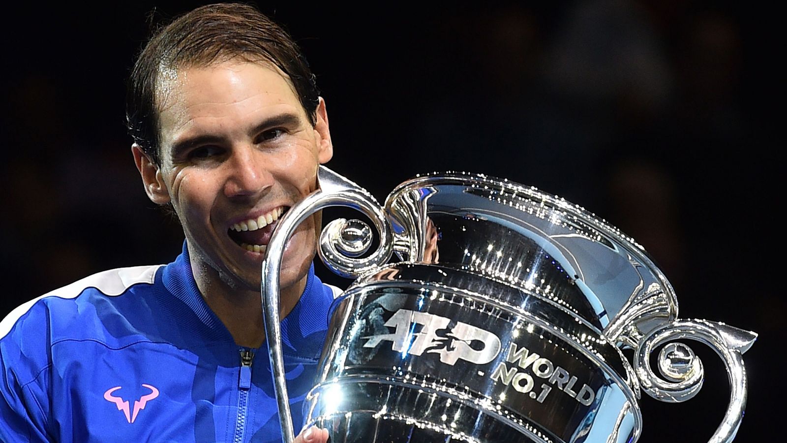 Nadal, con el trofeo que le acredita que acabará 2019 como nº1 del ránking ATP