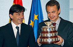 Zapatero promete un Ministerio de Deportes ante los campeones de la Davis