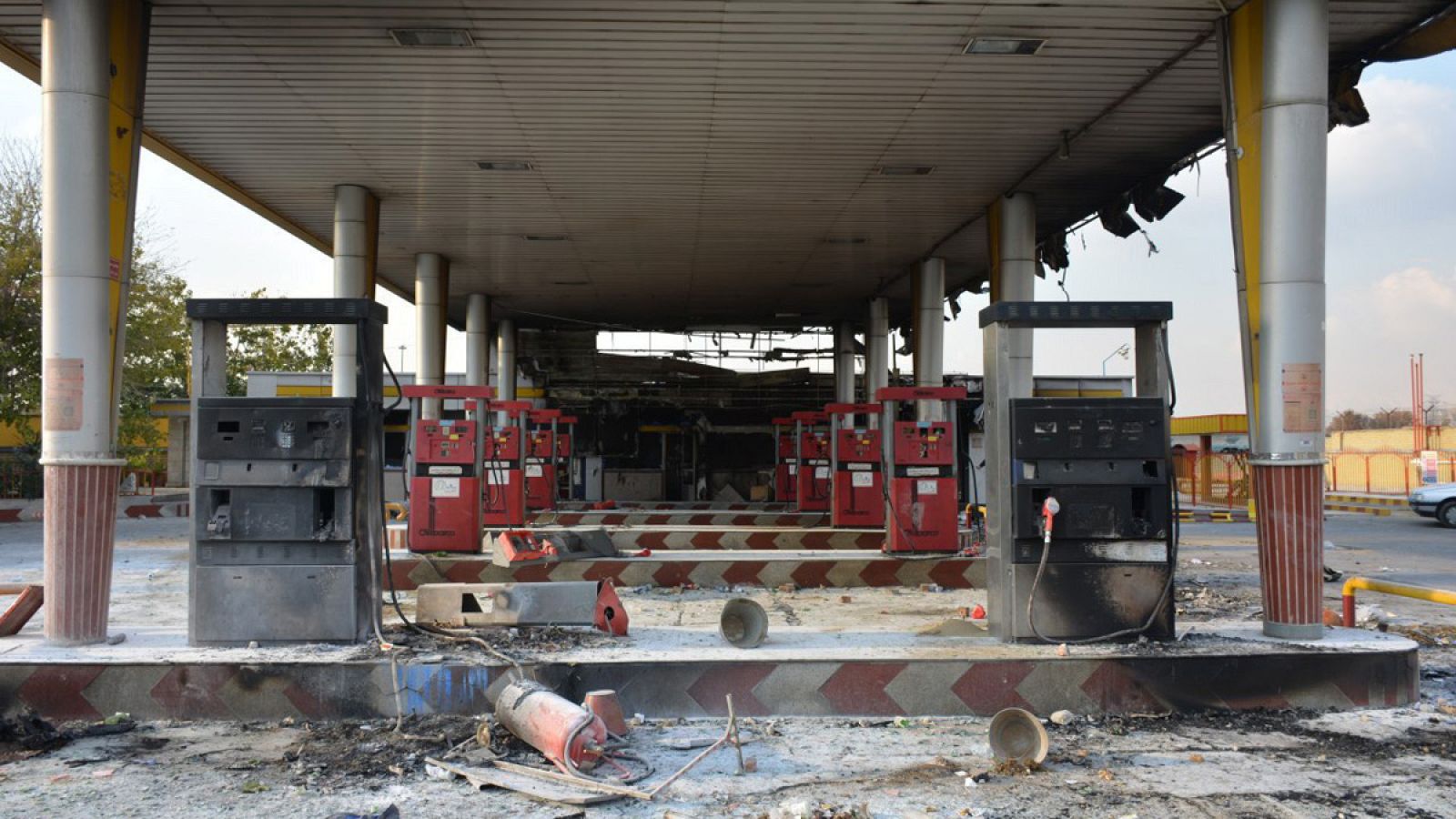 Una gasolinera cerca de la capital quemada durante las protestas