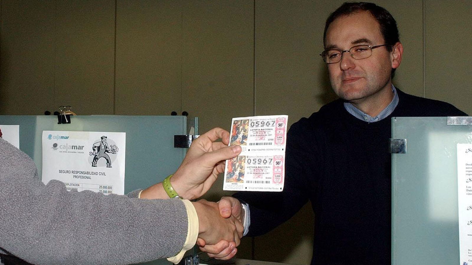 Un agraciado deposita dos décimos en una sucursal bancaria