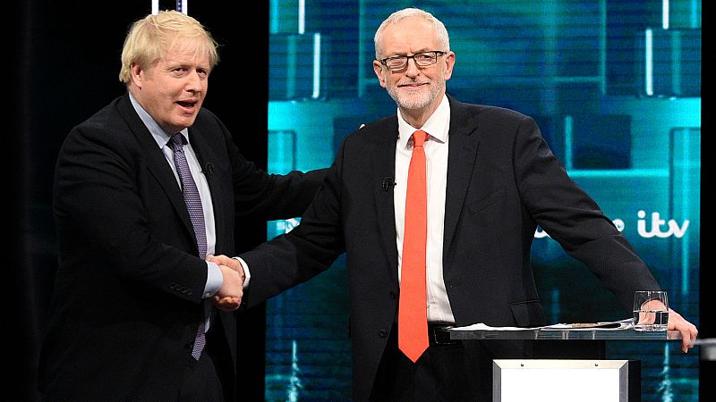 El primer cara a cara entre Johnson y Corbyn se salda con más reproches por el 'Brexit' y un apretón de manos 