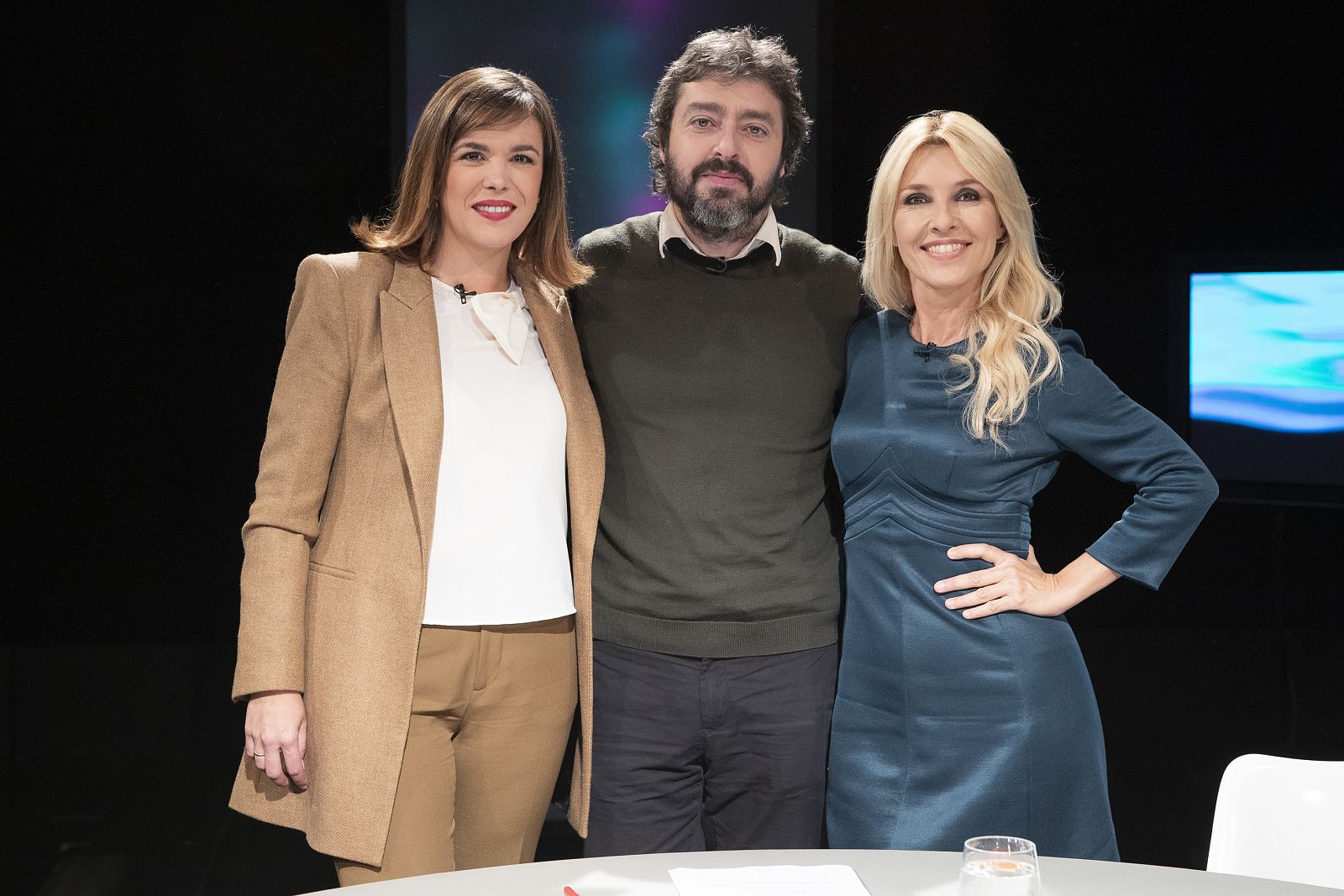 Víctor García León y Mariola Bonillo, con Cayetana Guillen Cuervo