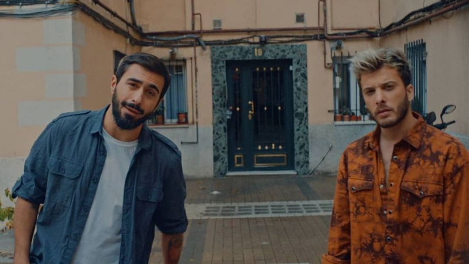 Rayden y Blas Cantó durante el videoclip de "Haz de luz"