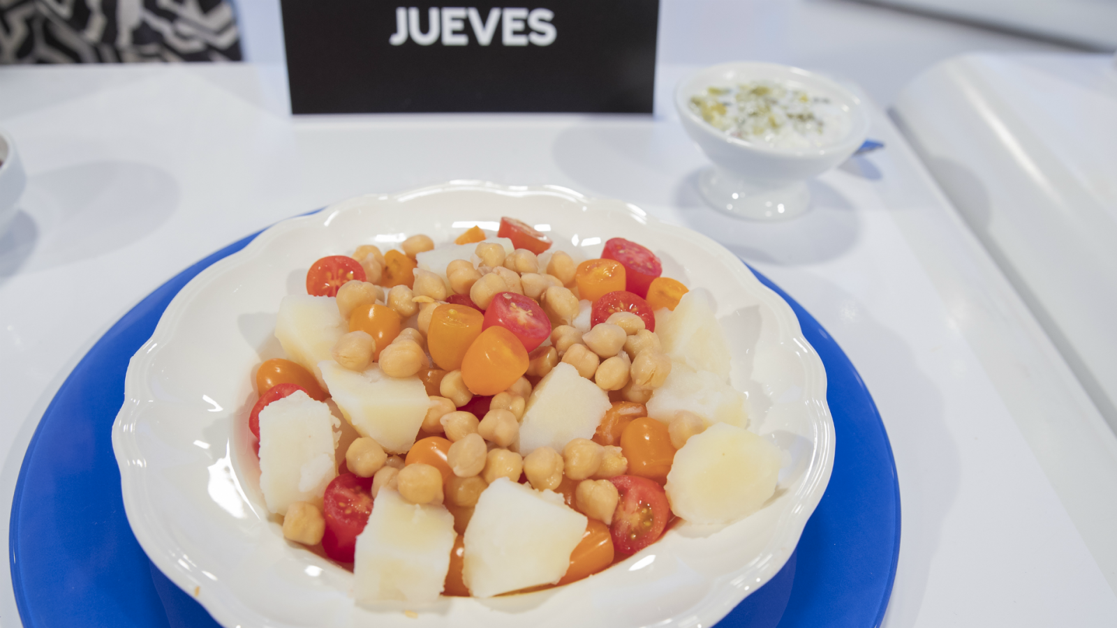 Ensalada campera con verdura, garbanzos y salsa tártara