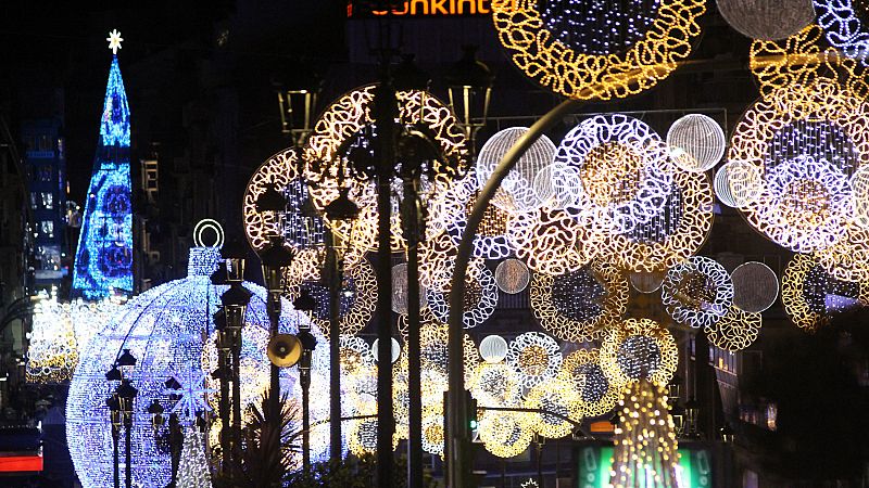 Las luces de Navidad ya iluminan la noche de Vigo