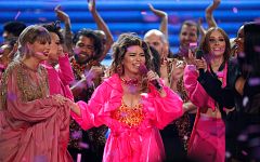 ¡En los American Music Awards se arriesgan con la vestimenta!