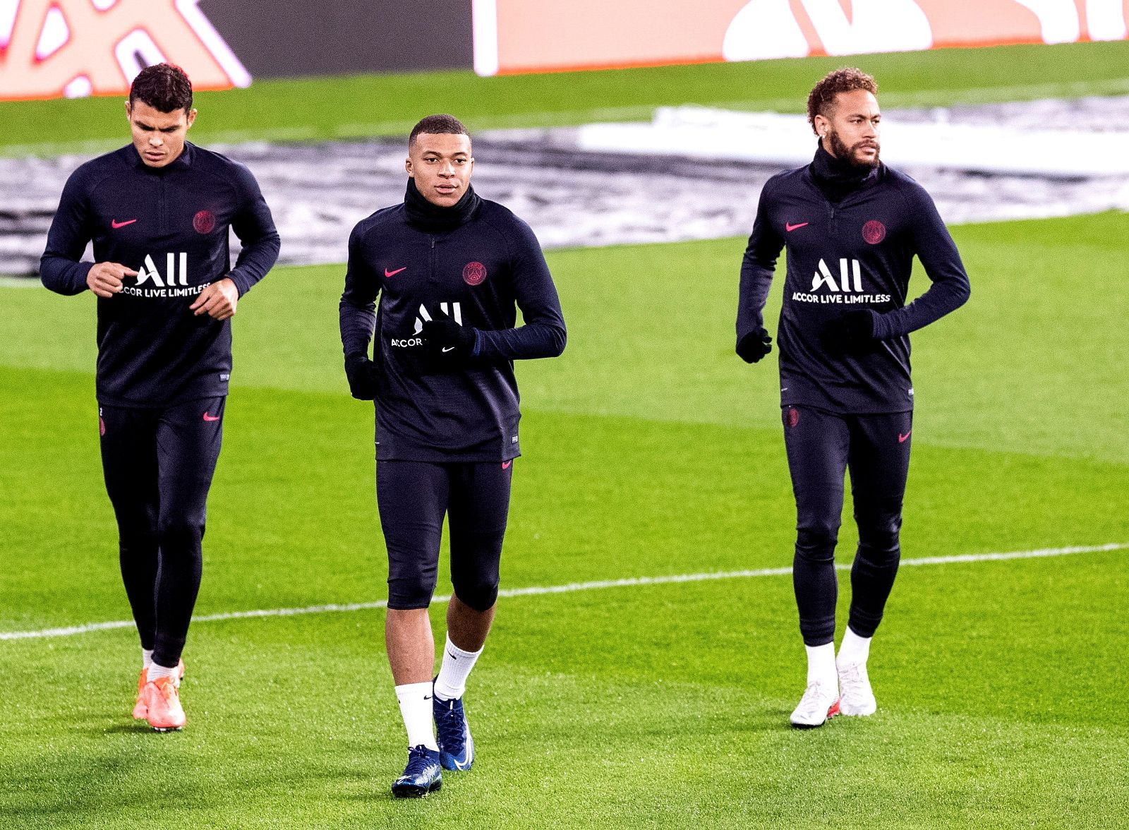 El delantero francés del PSG, Kylian Mbappé (c), y sus compañeros brasileños, el defensa Thiago Silva (i), y el delantero Neymar, durante el entrenamiento de este lunes en Madrid