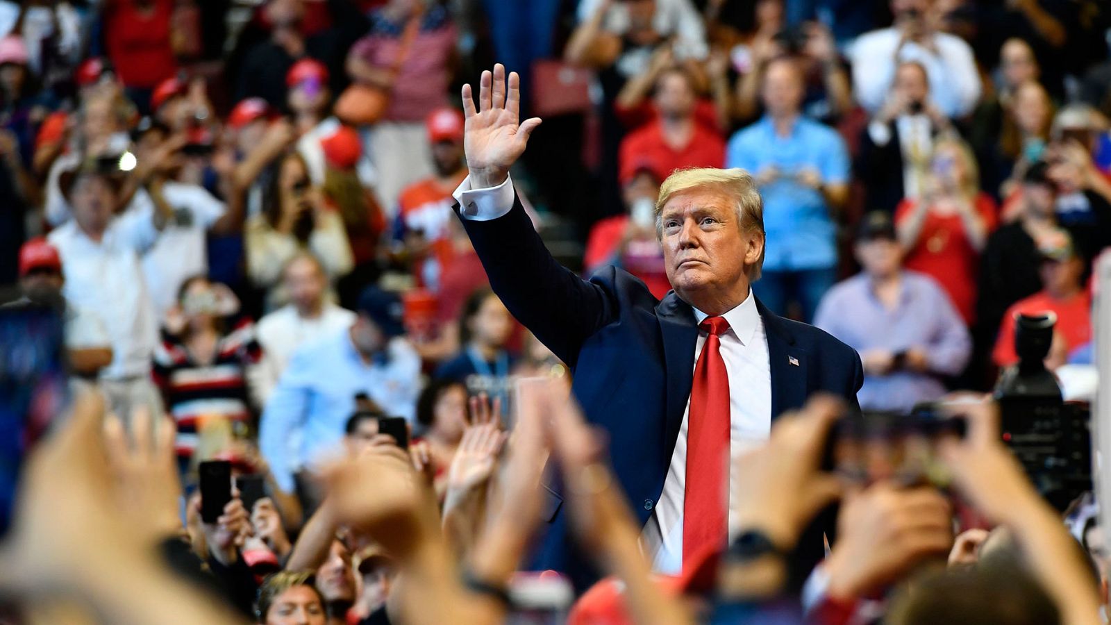 Trump saluda a sus simpatizantes durante un acto de la campaña "Mantén grande a América" en Sunrise, Florida
