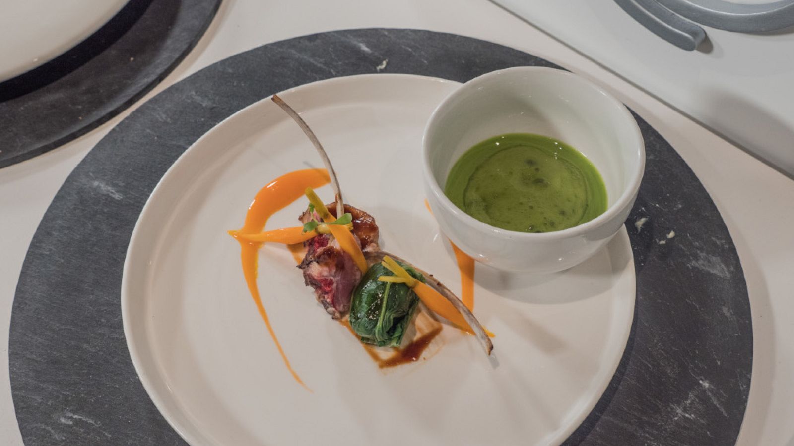 Lomo de cordero, col china con su jugo especiado, zanahorias encurtidas y ensalada fría de lechuga