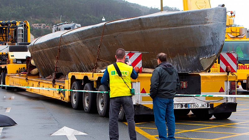 Descargan la droga del 'narcosubmarino' hundido en Pontevedra tras hacerlo emerger con dos grúas
