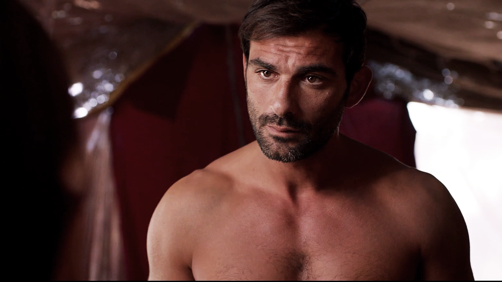 Francesco Arca se convierte en el nuevo galán de TVE como Hayzam en 'Promesas de arena'