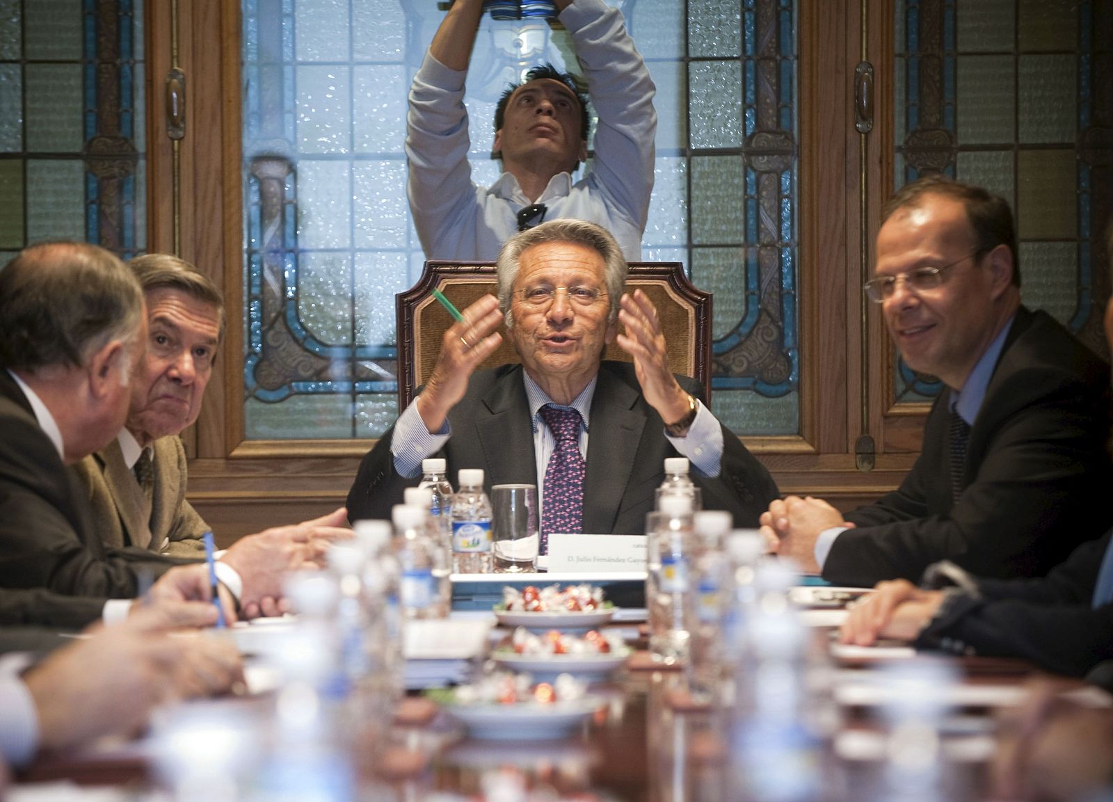 El expresidente de Caixanova Julio Fernández, en una reunión con el anitguo Consejo de Administración