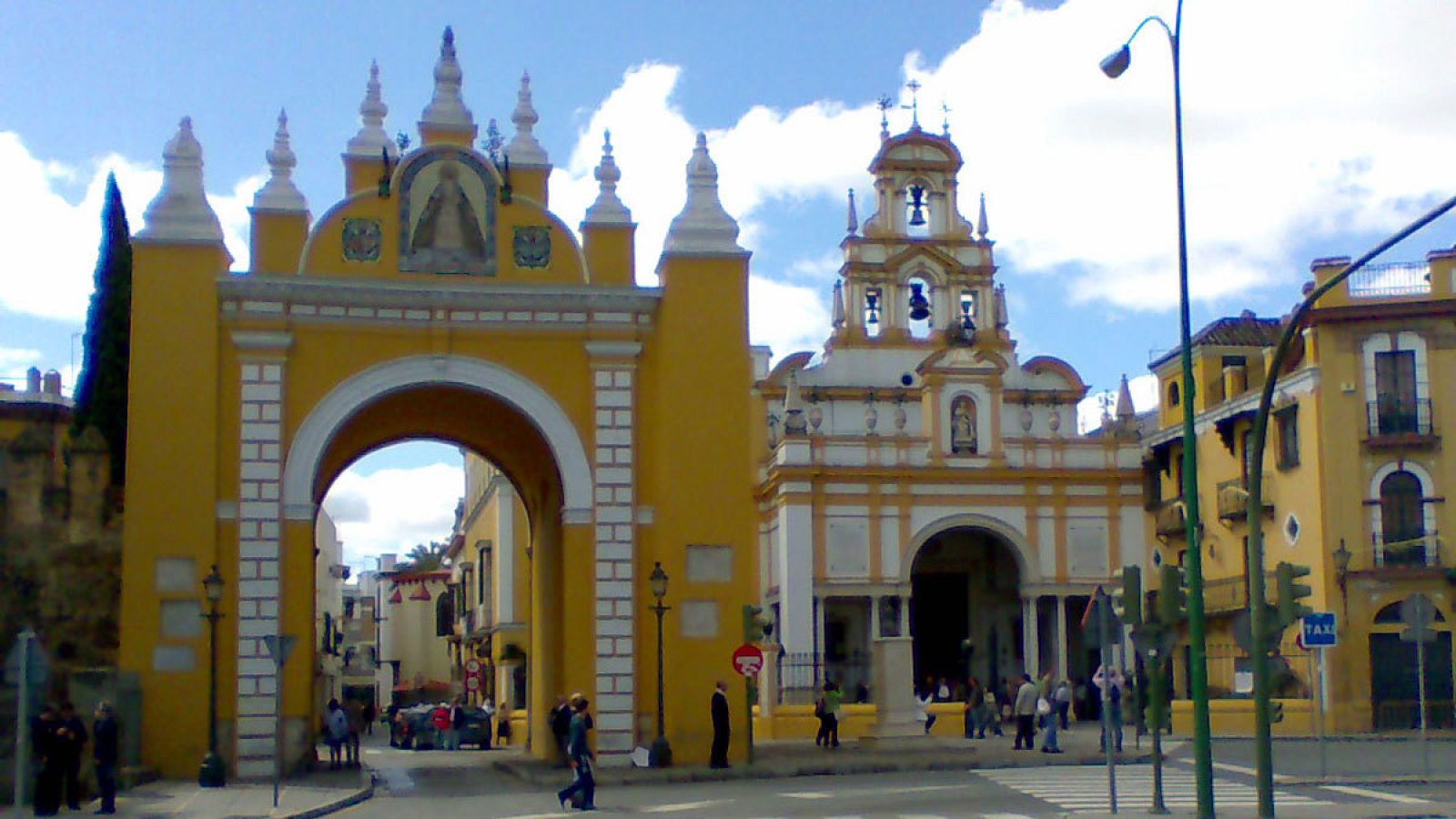 Adelante Andalucía reclamaba la exhumación de Queipo del Llano de la basílica de La Macarena