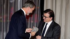 Felipe VI elogia al escritor Javier Cercas por huir "de la equidistancia entre Estado de  Derecho y quienes pretenden destruirlo"