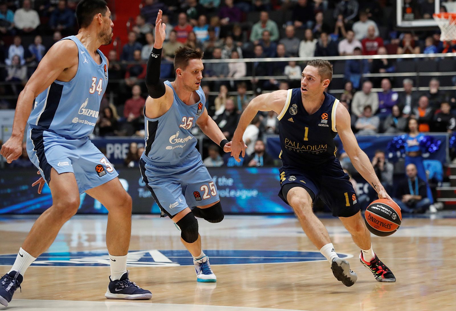 Fabien Causeur durante el duelo trata de superar a la defensa del Zenit de San Petersburgo.