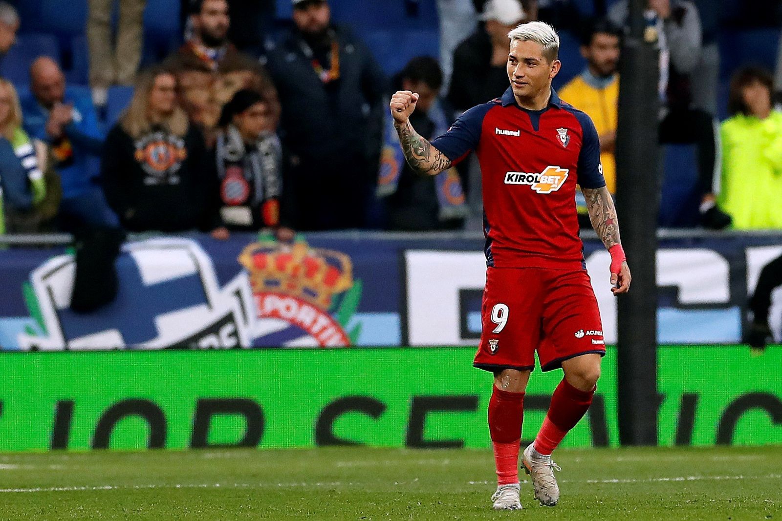 El delantero argentino del Club Atlético Osasuna Chimy Ávila celebra su gol, el segundo del equipo, durante el encuentro ante el RCD Espanyol.