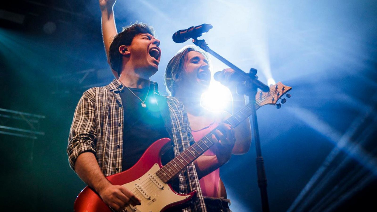 Alfred y Mimi durante el último concierto de la gira de Lola Indigo