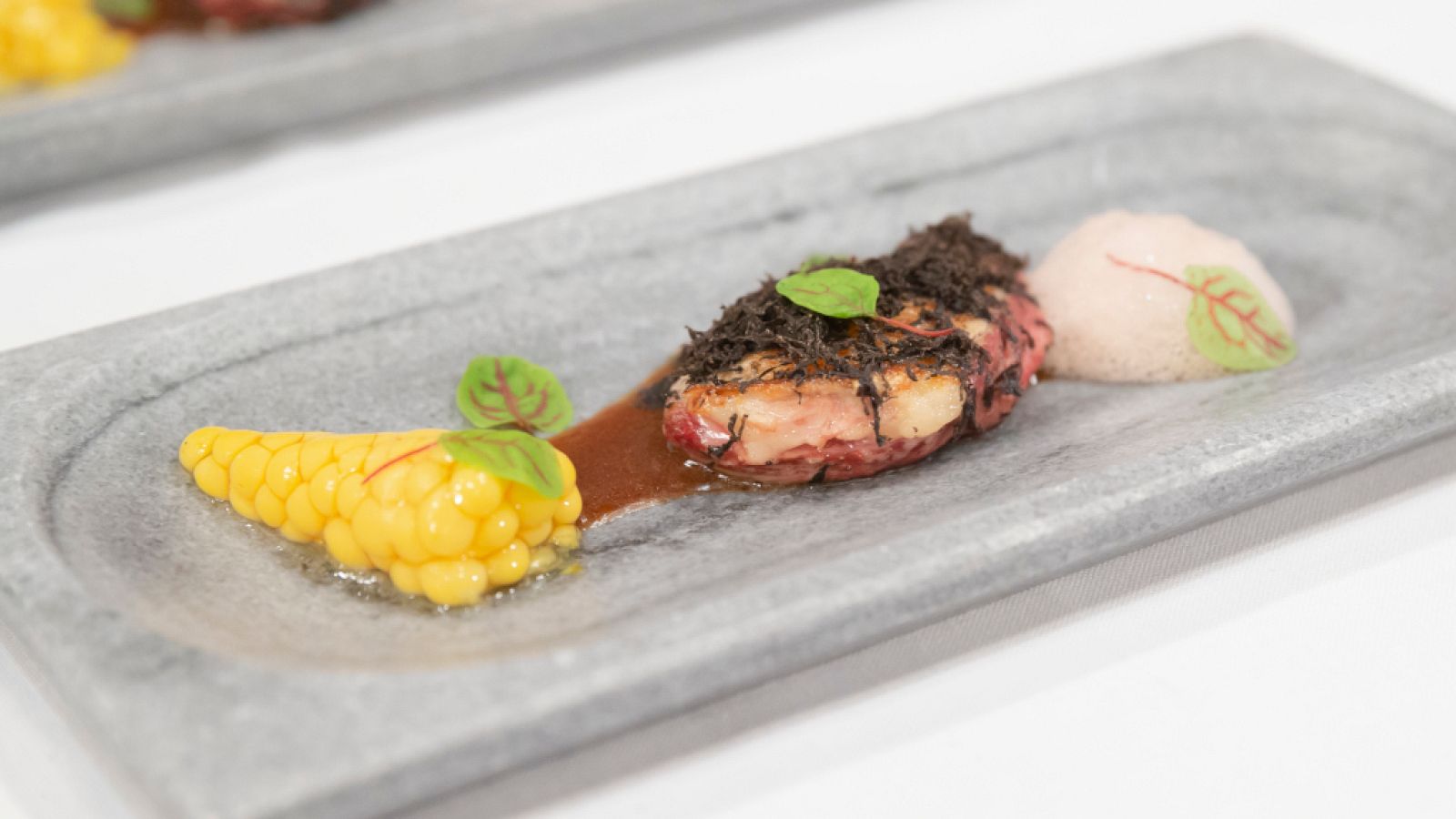 "Pichón trufado con mazorca esferificada" de Tamara Falcó