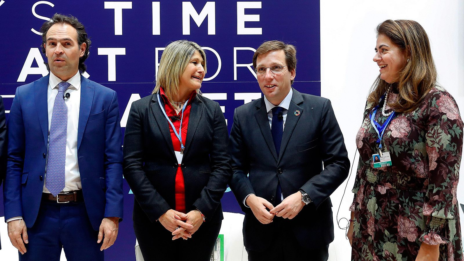 El alcalde de Madrid, José Luis Martínez-Almeida (segundo por la derecha), junto al alcalde de Medellín, Federico Gutiérrez, la alcaldesa de Municipio D - Montevideo, Sandra Nedov, y la coordinadora de la red de ciudades del BID, María Camila Uribe.