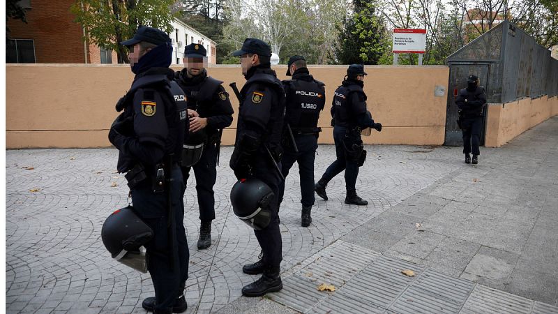 La policía investiga el lanzamiento de un artefacto explosivo al centro de menores de Hortaleza en Madrid