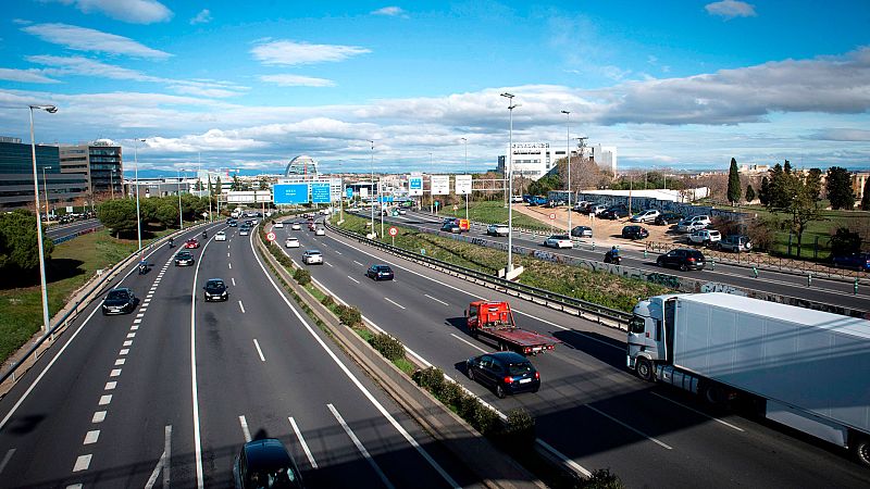 Retenciones en Madrid, Barcelona y Valencia en el inicio del puente de la Constitución