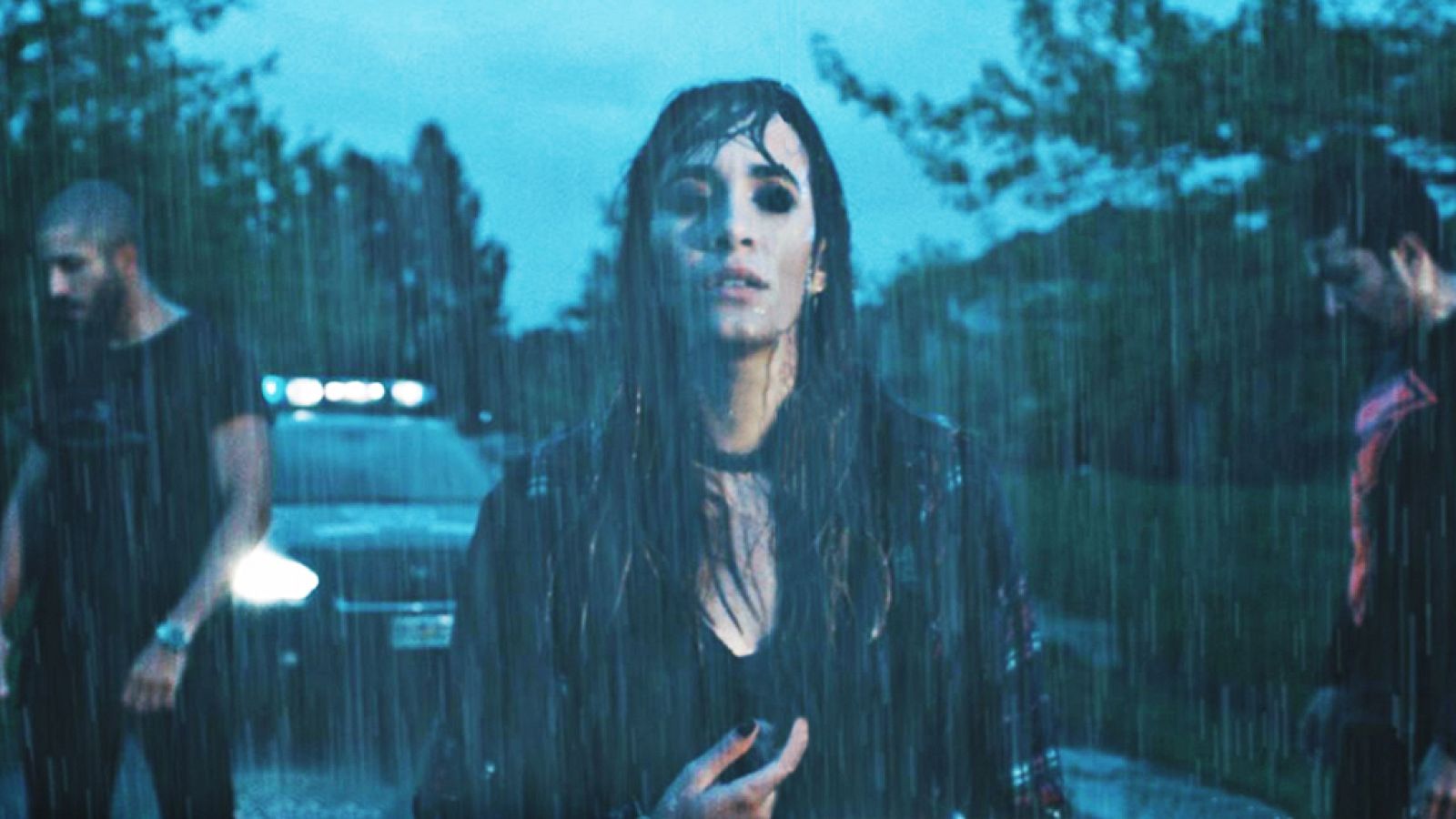 Cali y Dandee junto a Aitana durante el videoclip de "+", su nueva colaboración