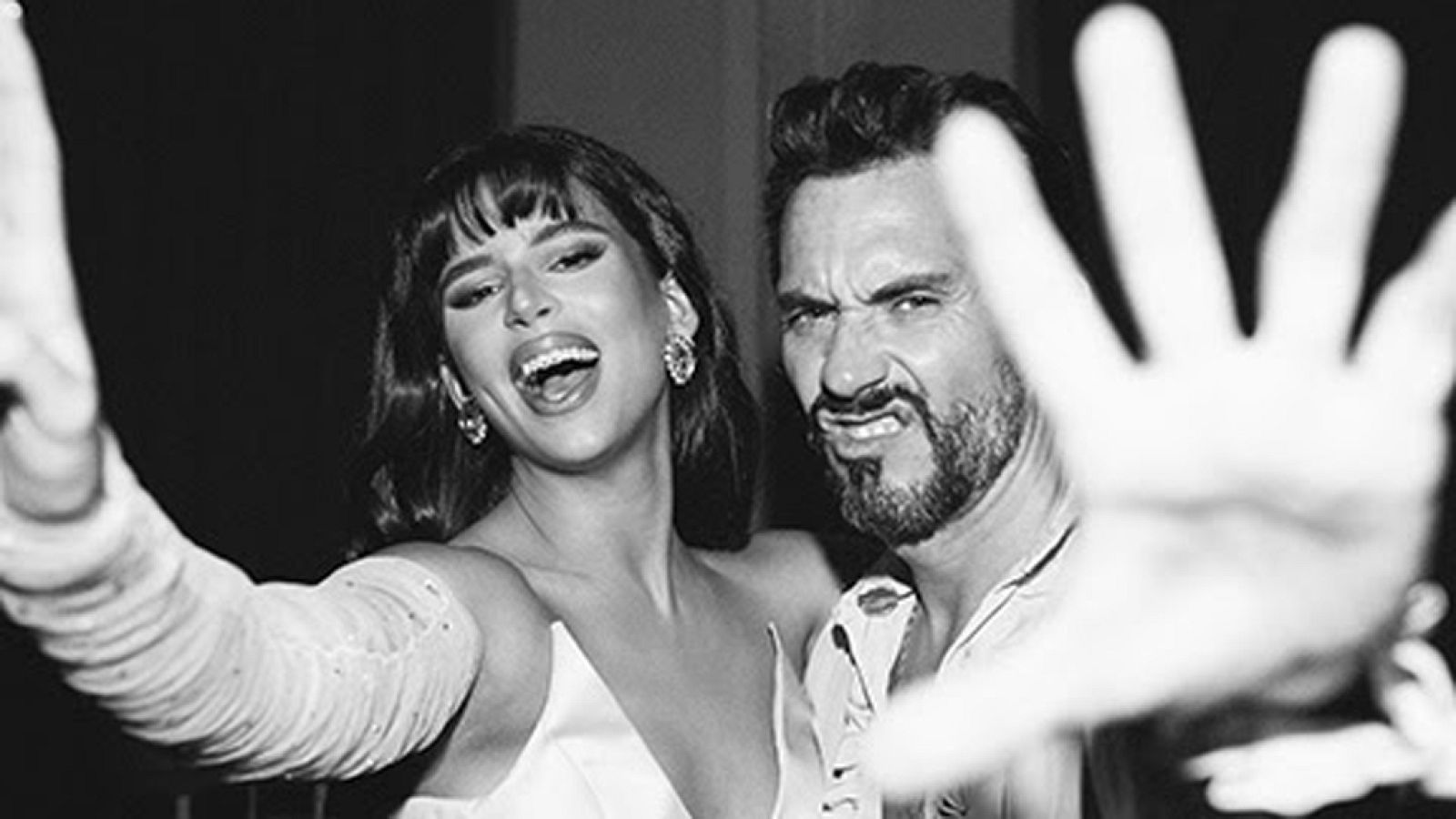 Paco León y Nathy Peluso durante el videoclip de "Copa Glasé"