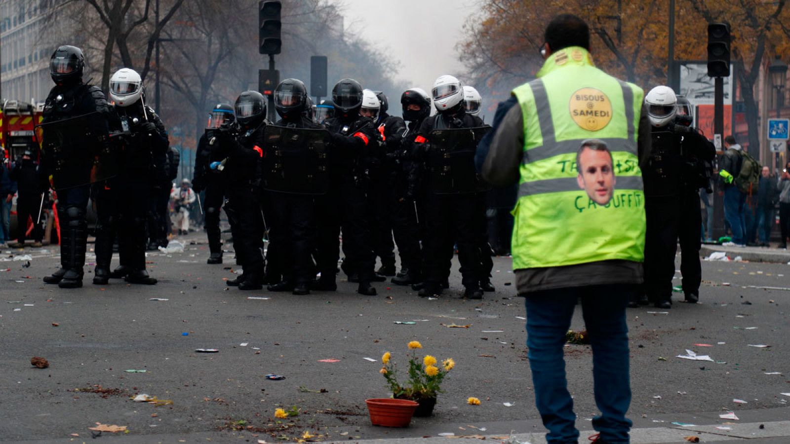 Un manifestante frente a las fuerzas de seguridad en París, Francia