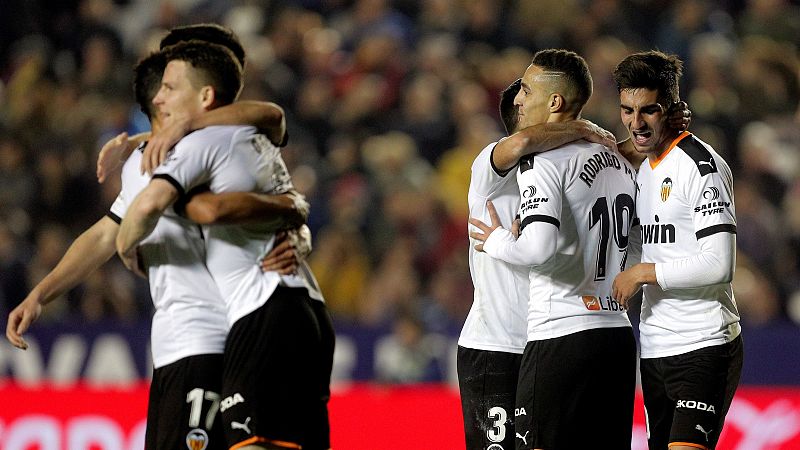 El Valencia remonta en casa del Levante  
