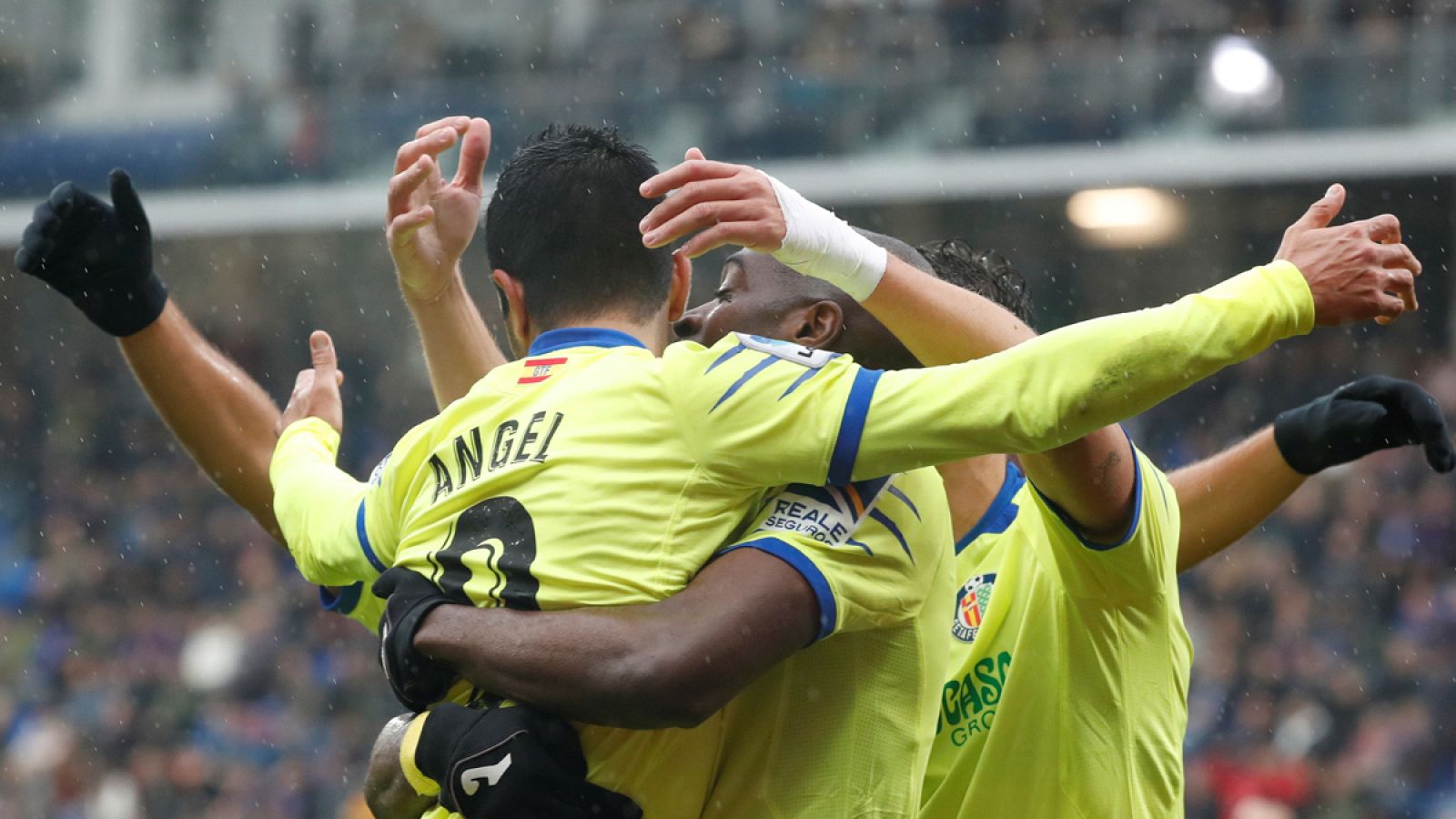 Ángel celebra el tanto con sus compañeros