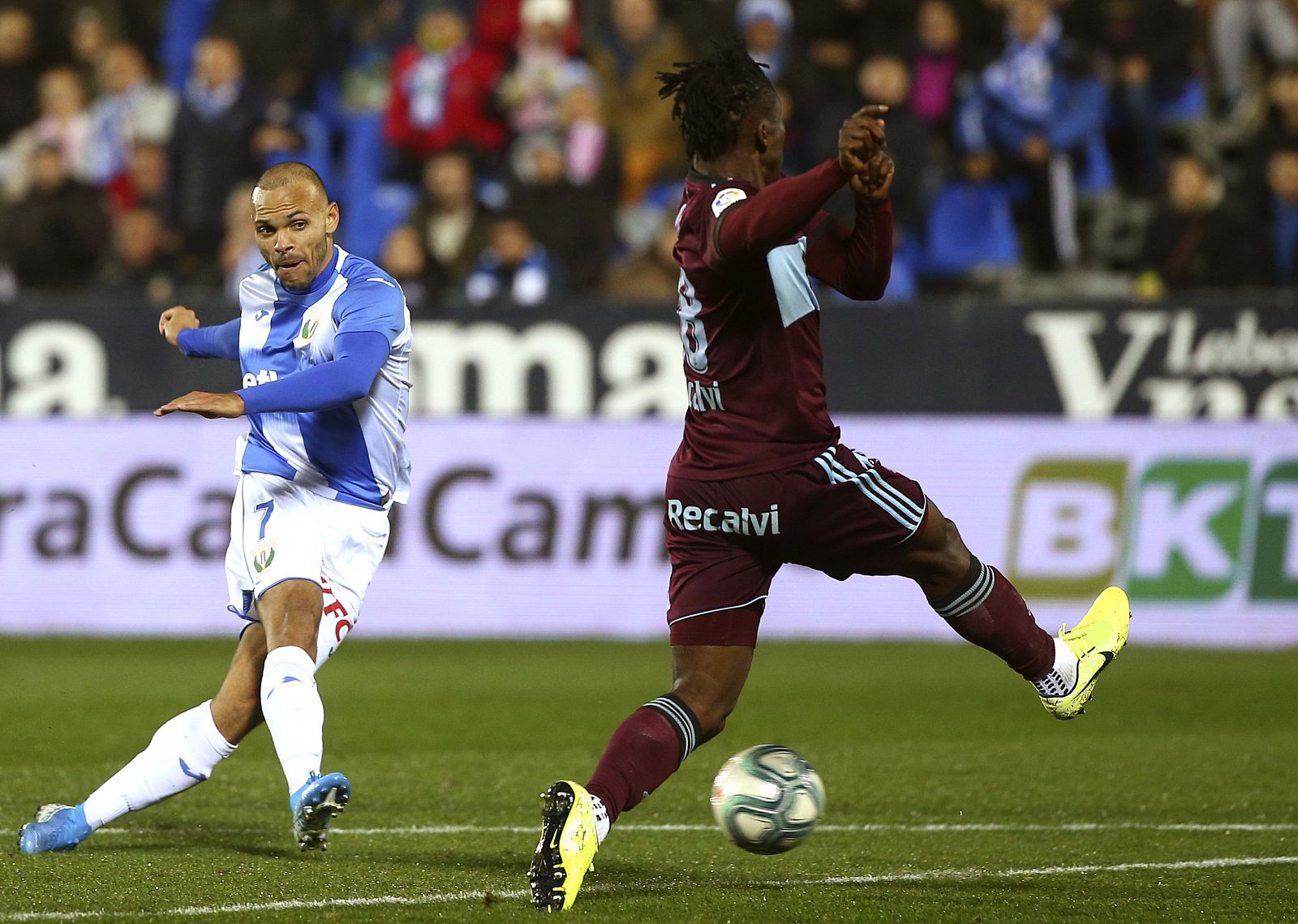 El delantero del Leganés Martin Braithwaite (i) golpea el balón ante la defensa del jugador del Celta de Vigo Joseph Aidoo