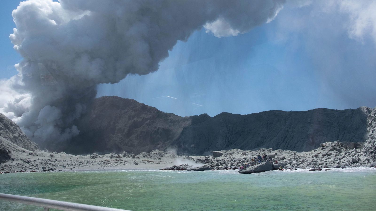 El volcán Whakaari, en Nueva Zelanda, minutos después de entrar en erupción