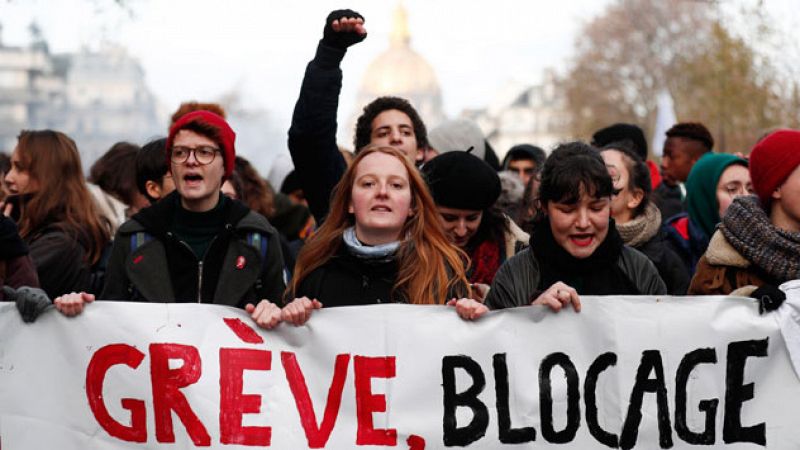 Los sindicatos franceses suben la presión en la calle contra la reforma de Macron