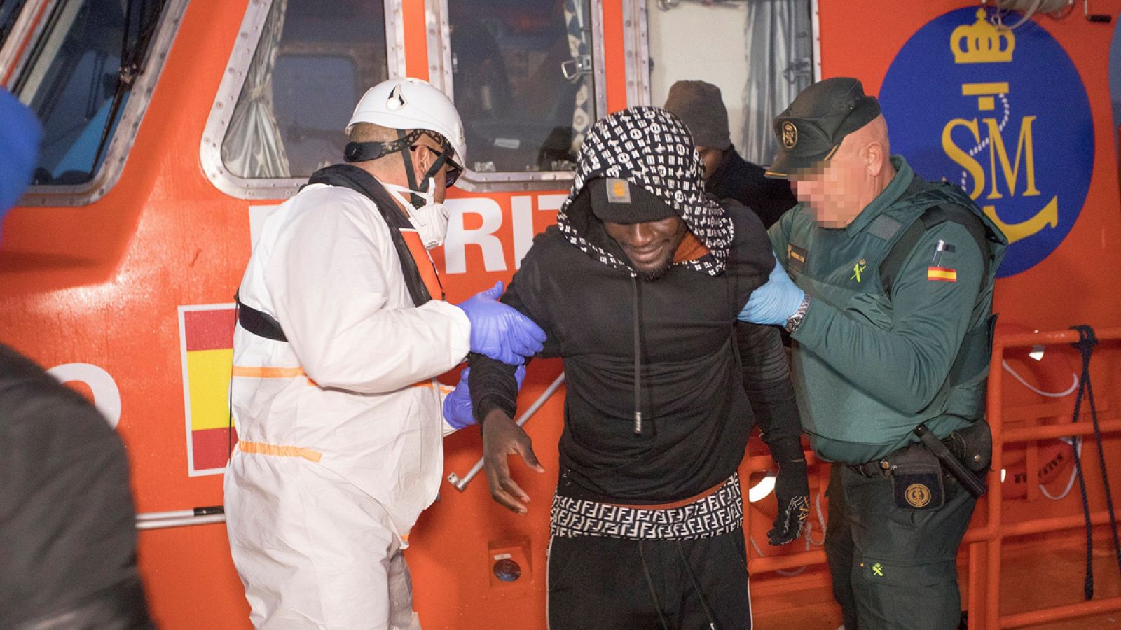 Imagen de un inmigrante rescatado el pasado domingo en el mar de Alborán