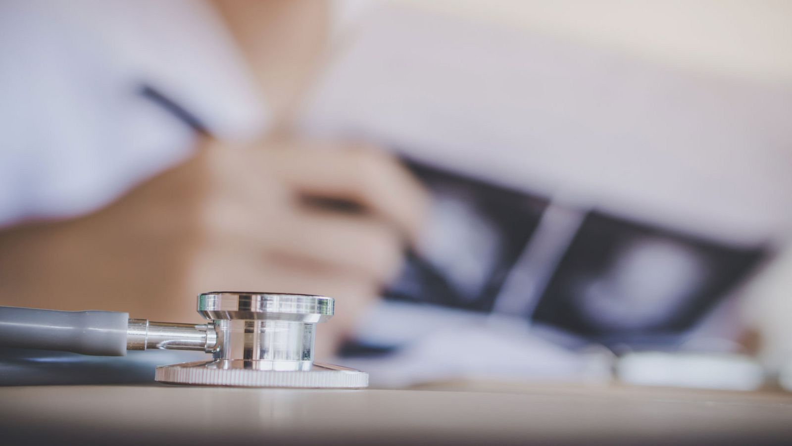 Un facultativo analiza los resultados de una mamografía