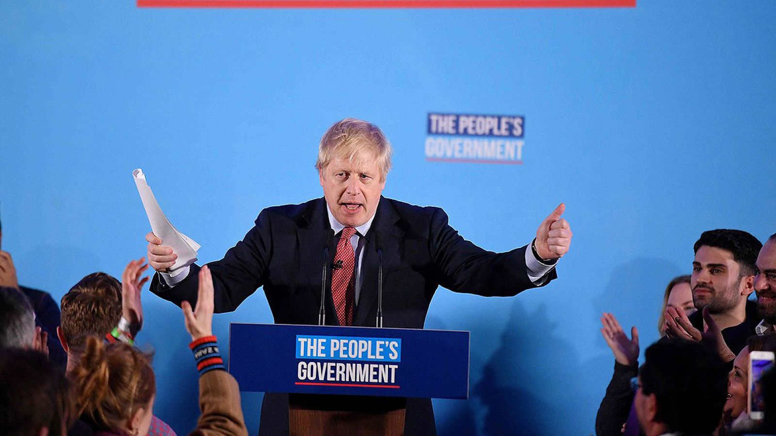El líder conservador Boris Johnson habla en la sede de su partido tras obtener la mayoría absoluta en las elecciones