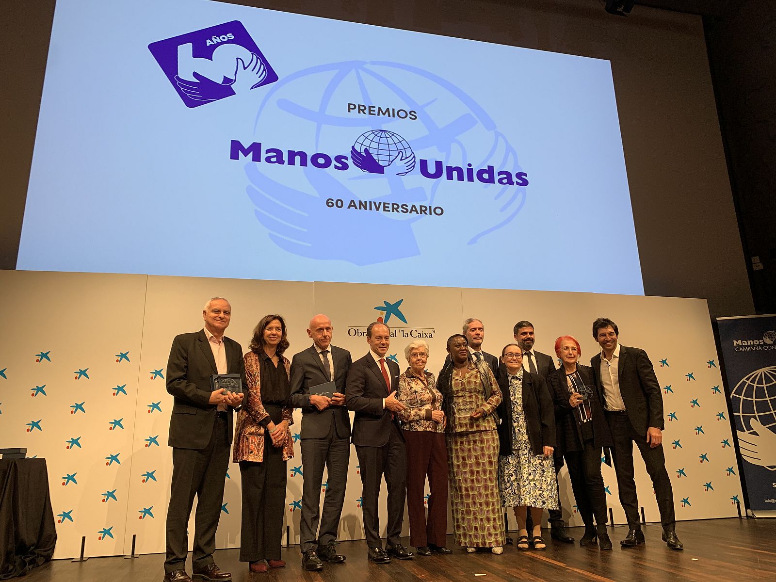 Foto de familia de los premiados por Manos Unidas