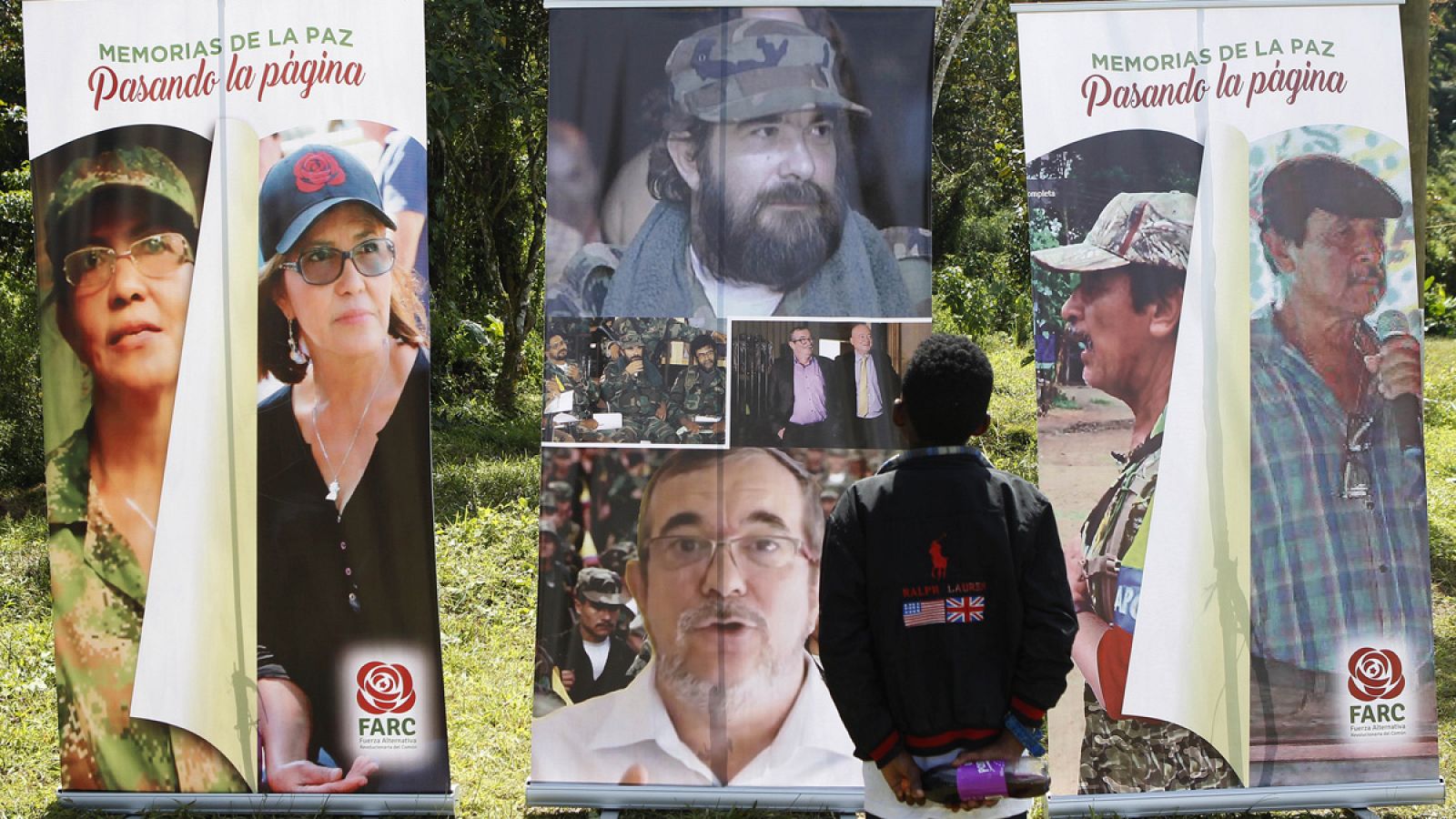 Un niño observa fotos de algunos líderes y excombatientes de las Farc en el municipio de Dabeiba
