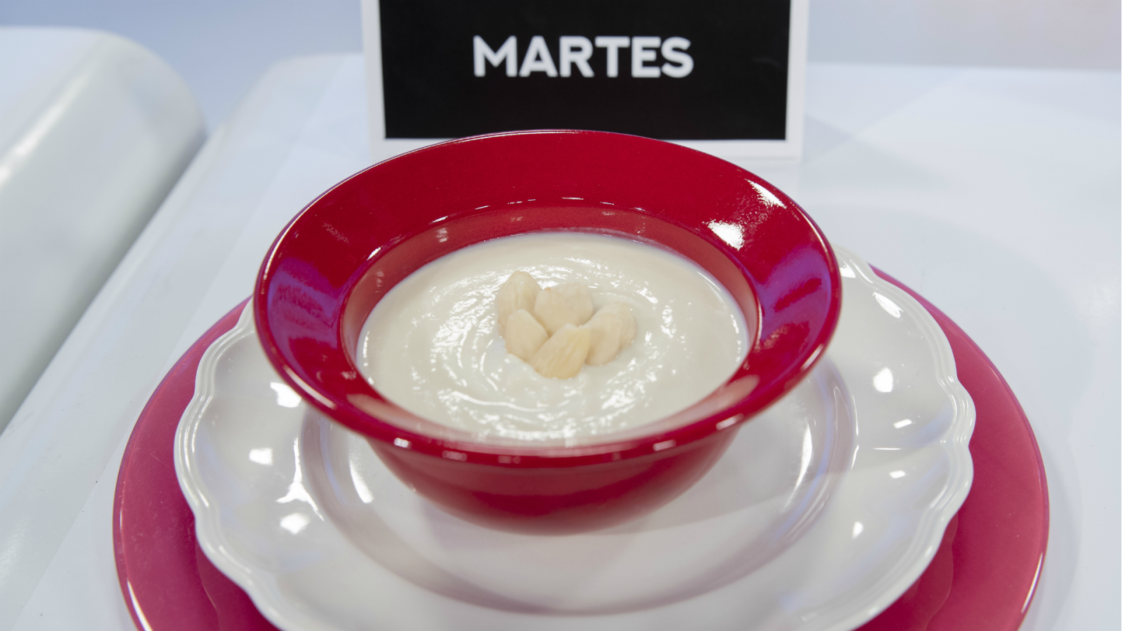 Crema de coliflor con lentejas rojas salteadas