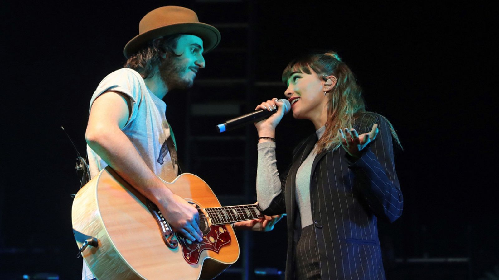 Aitana aparece por sorpresa durante el último concierto de la gira "Balas Perdidas"