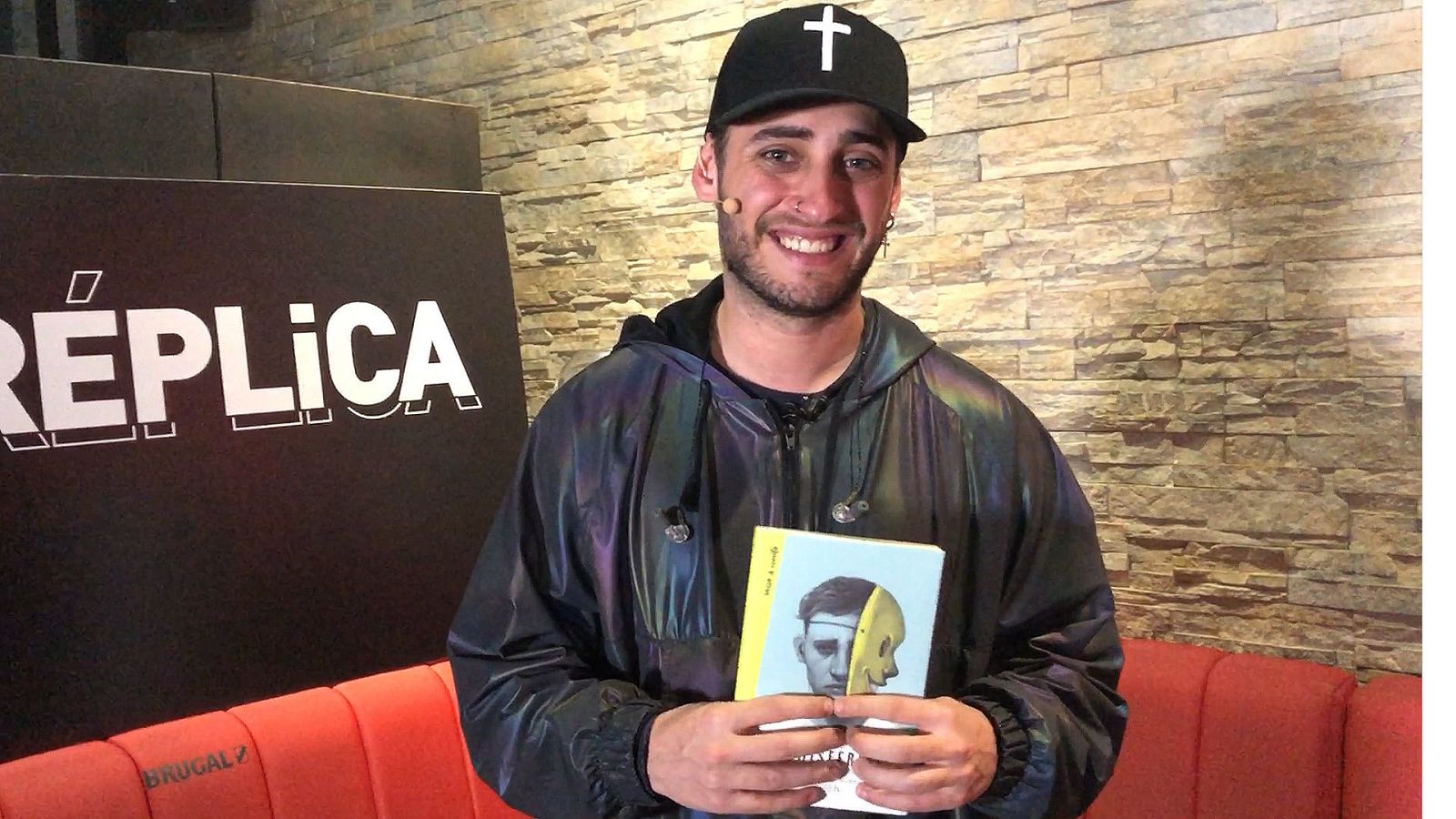 Blon presentando su nuevo poemario 'Hemisferios'