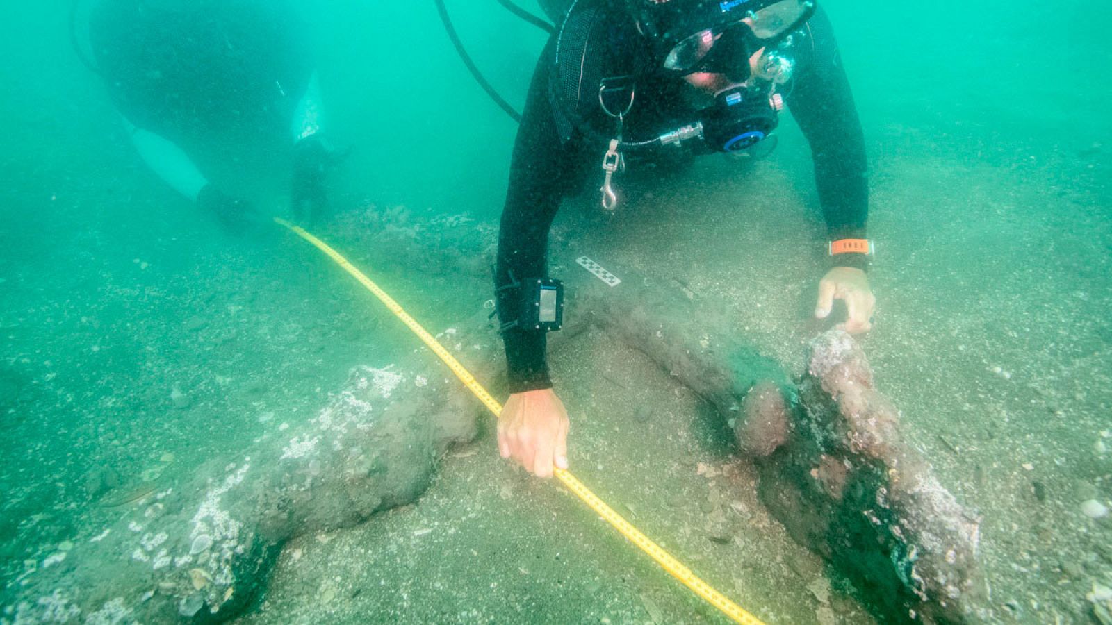 Fotografía de investigadores mexicanos descubriendo dos anclas de hierro en las costas de Veracruz (México).