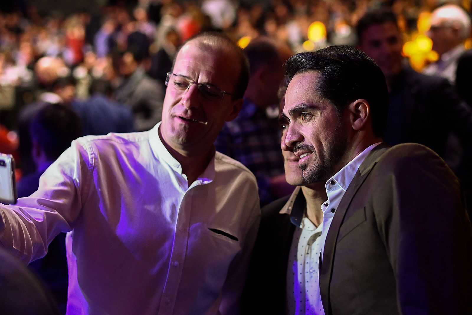 Contador se hace una foto con un aficionado en la presentación de La Vuelta