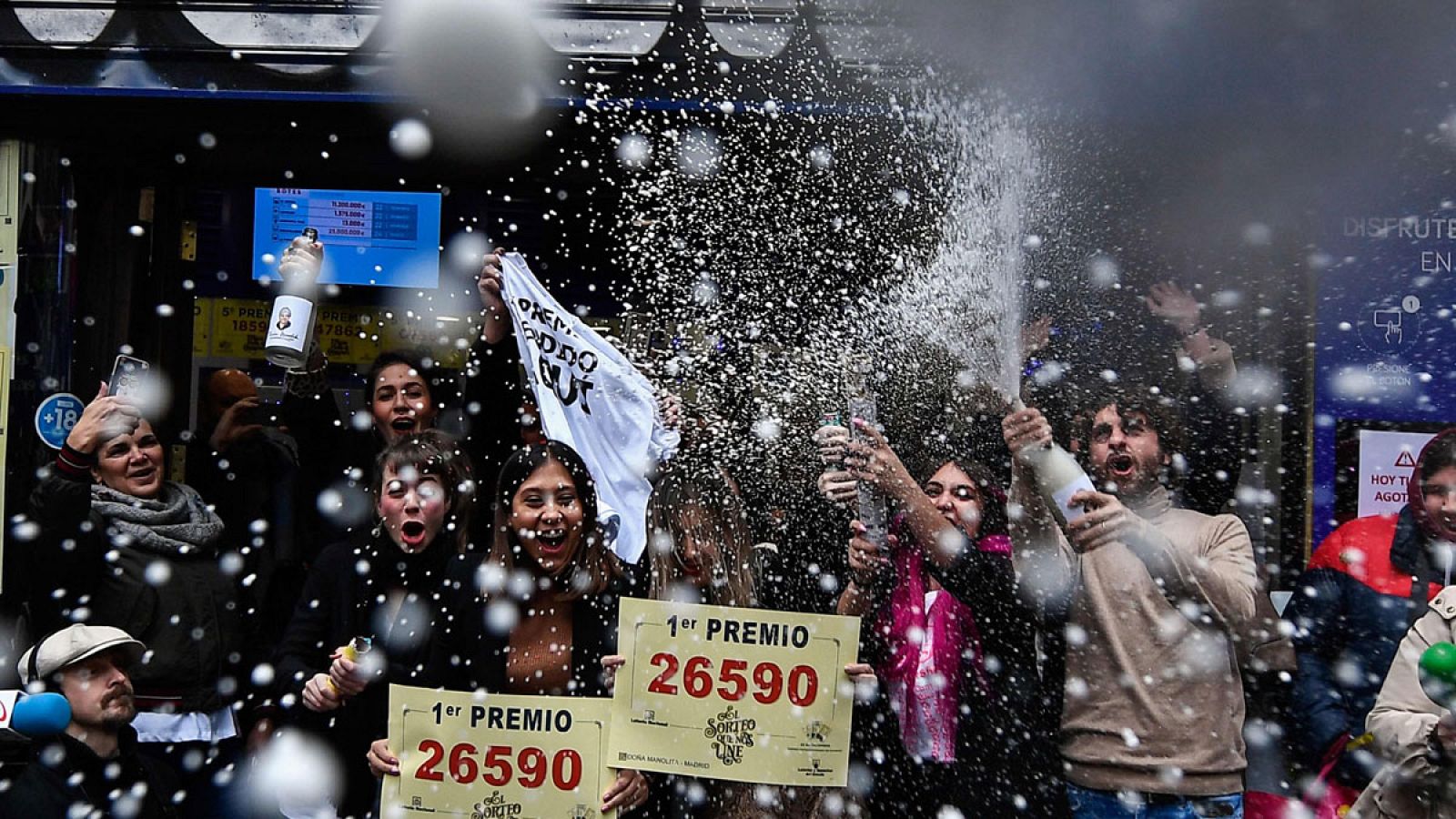 Empleados de la administración 'Doña Manolita' celebran el Gordo de Navidad