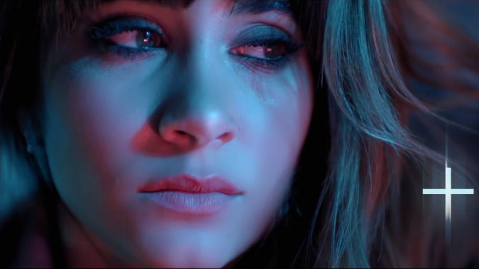 Aitana durante el videoclip de "+", de Cali y El Dandee