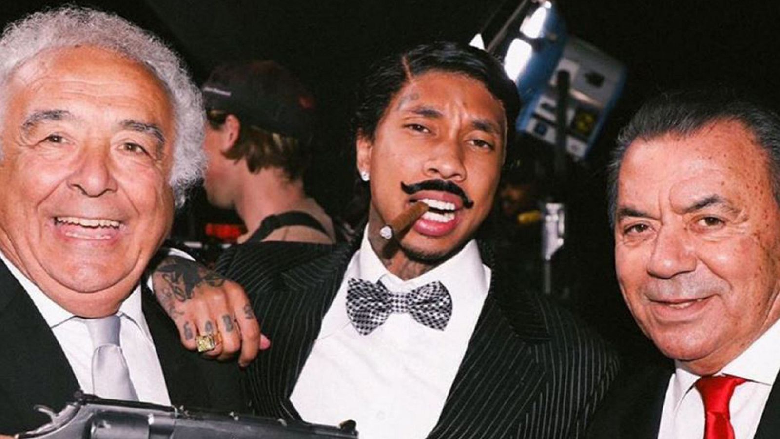 Los Del Río durante el videoclip de "Ay Macarena", de Tyga