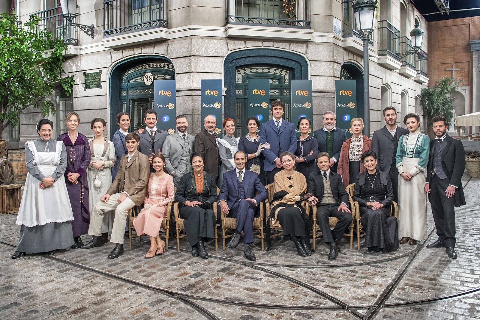 El elenco al completo de 'Acacias 38', premio DAMA a la mejor serie diaria en el festival MiM series