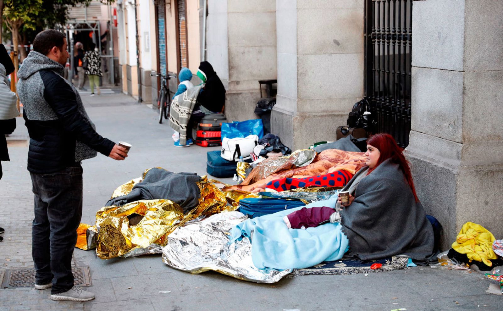 La sociedad civil acoge a los migrantes y denuncia la desidia de los políticos españoles