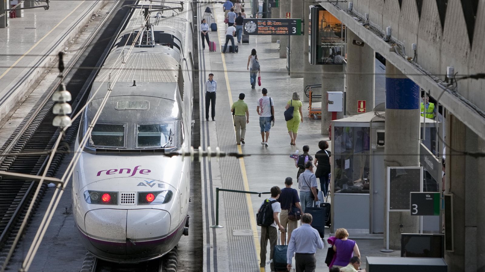 Fotografía de archivo de un Ave de Renfe en una estación