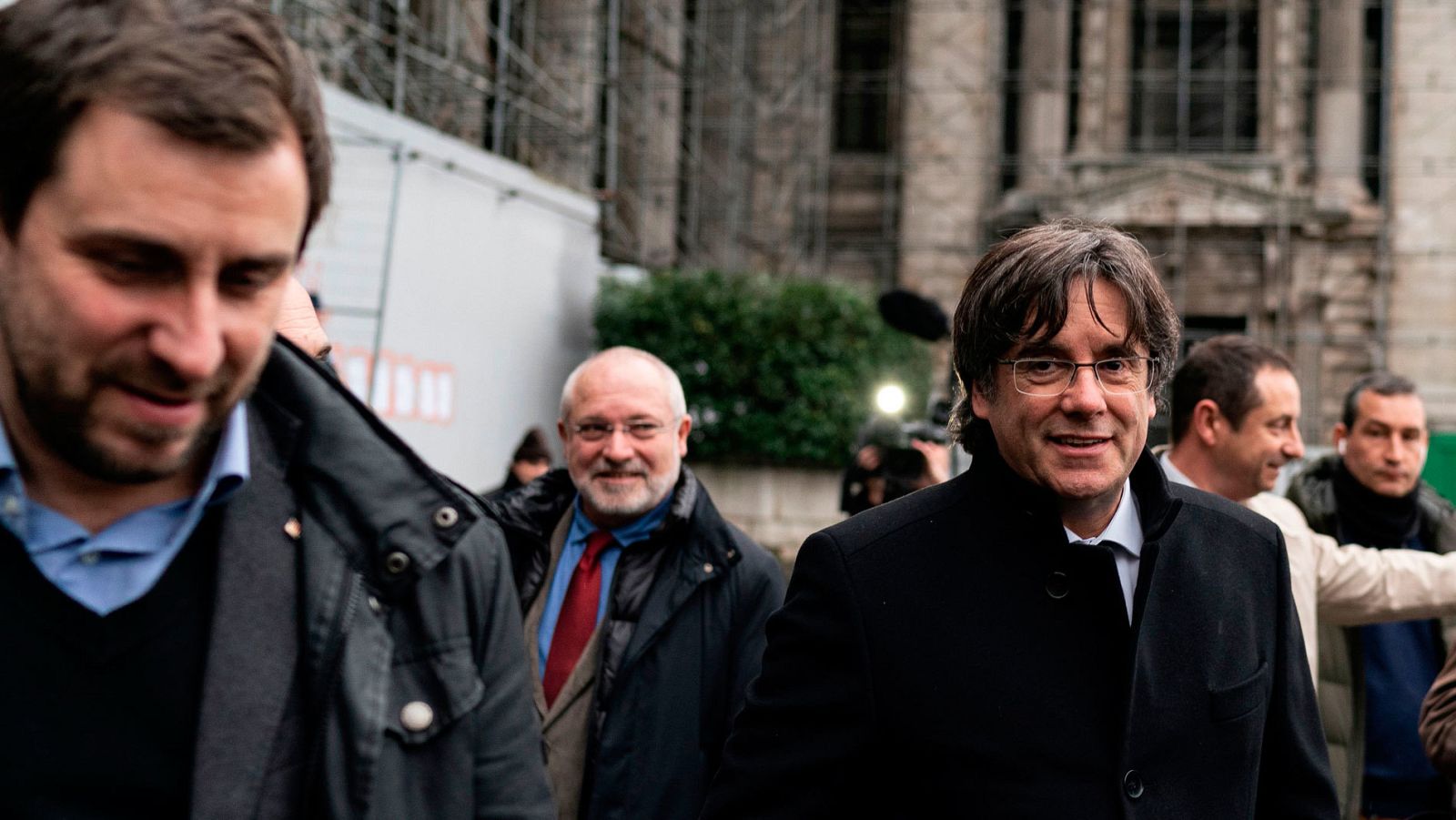Carles Puigdemont (d) junto a Toni Comín (i) y Lluis Puig (c) el pasado lunes en Bruselas